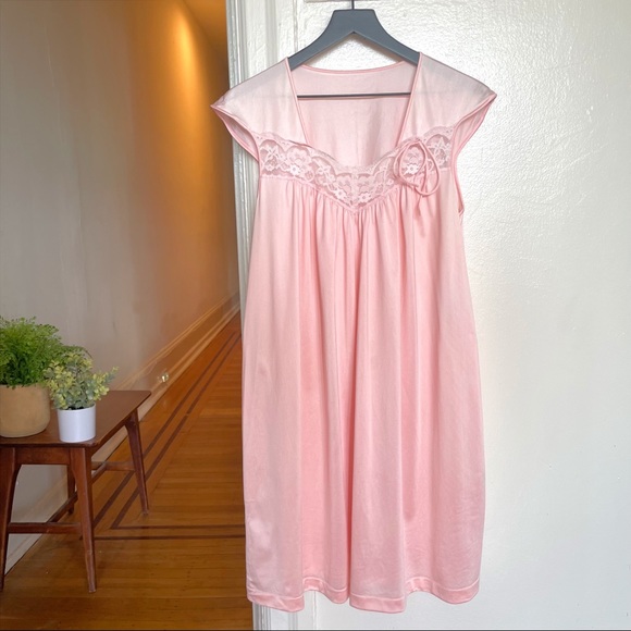 Vintage Lace and Bow Night Dress - Picture 8 of 16